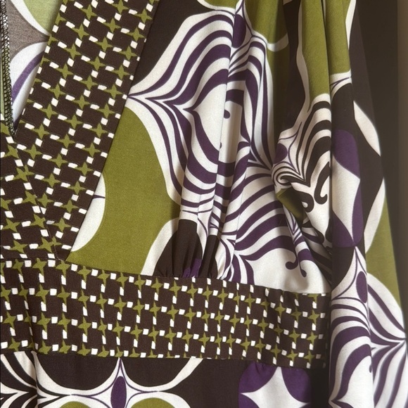 Enfocus Studio Green and Purple Sheath Dress with V-Neck and Bishop Sleeves - Picture 4 of 5